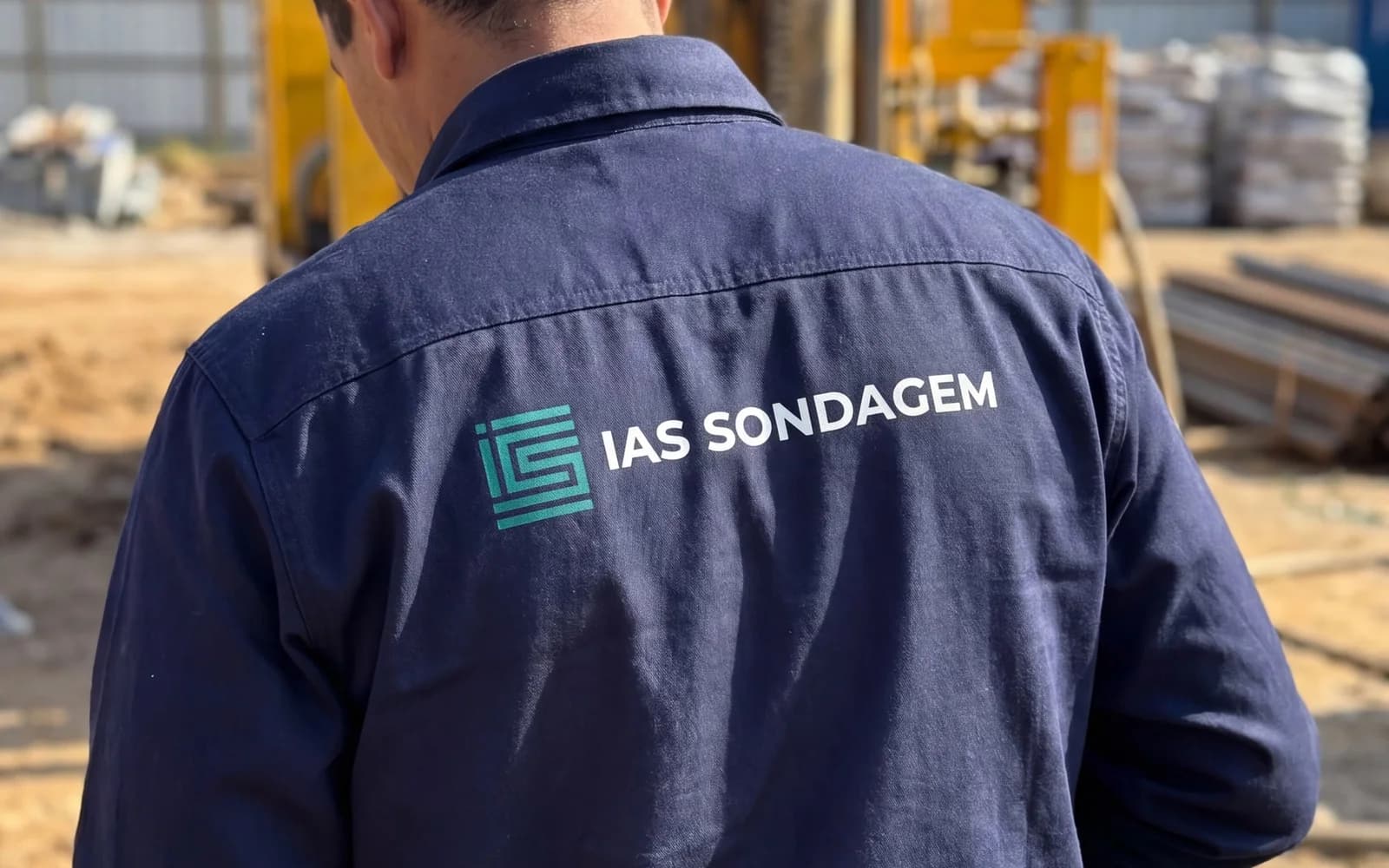 Profissional da IAS Sondagem em campo com a nova identidade