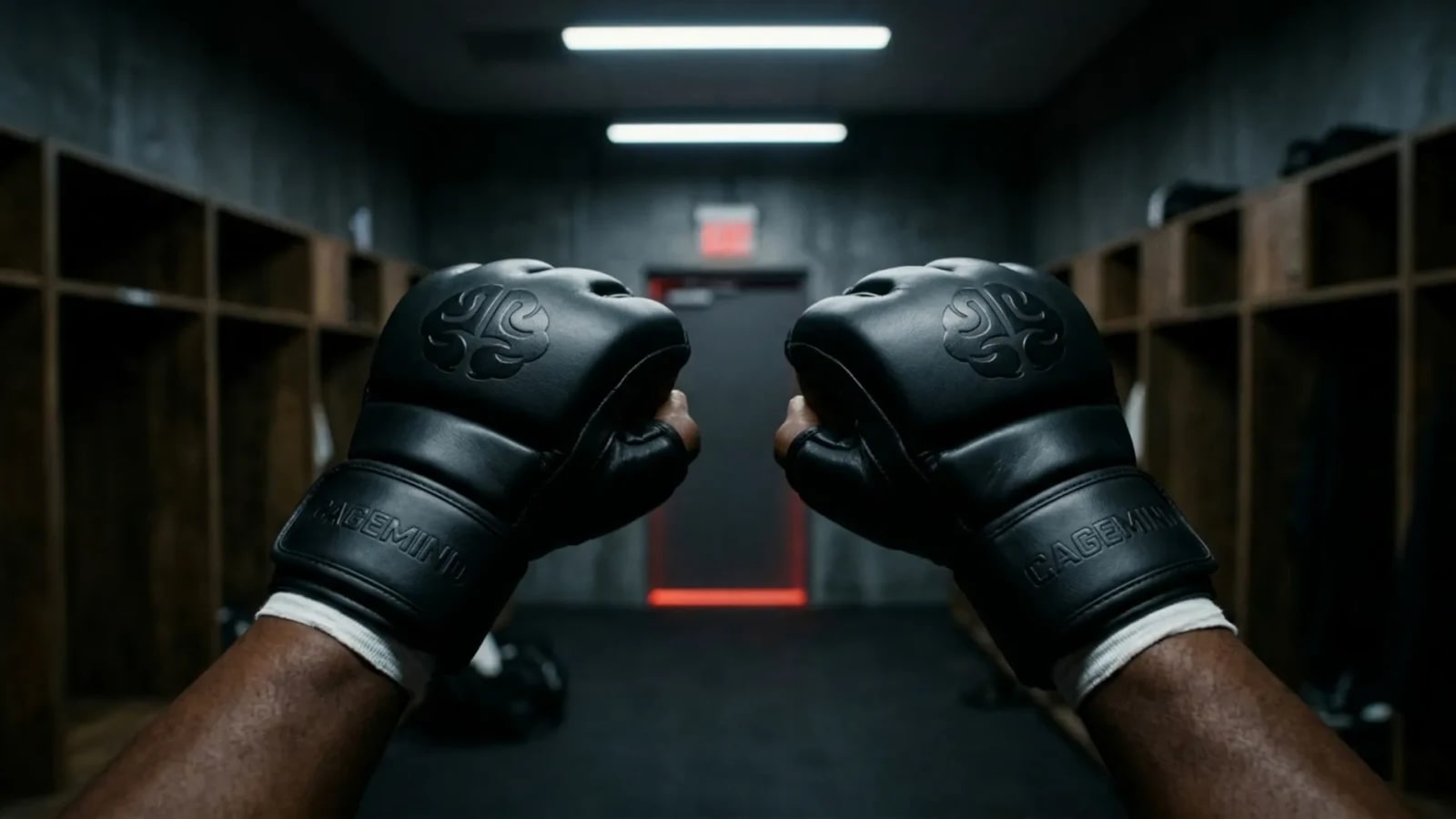 Luvas CageMind no frame cinematográfico oficial de abertura